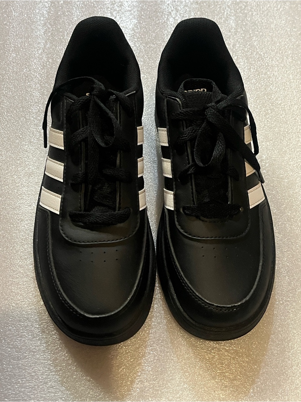 Kids Breaknet Athletic Court Sneakers with White Stripes Size 4 NWOT